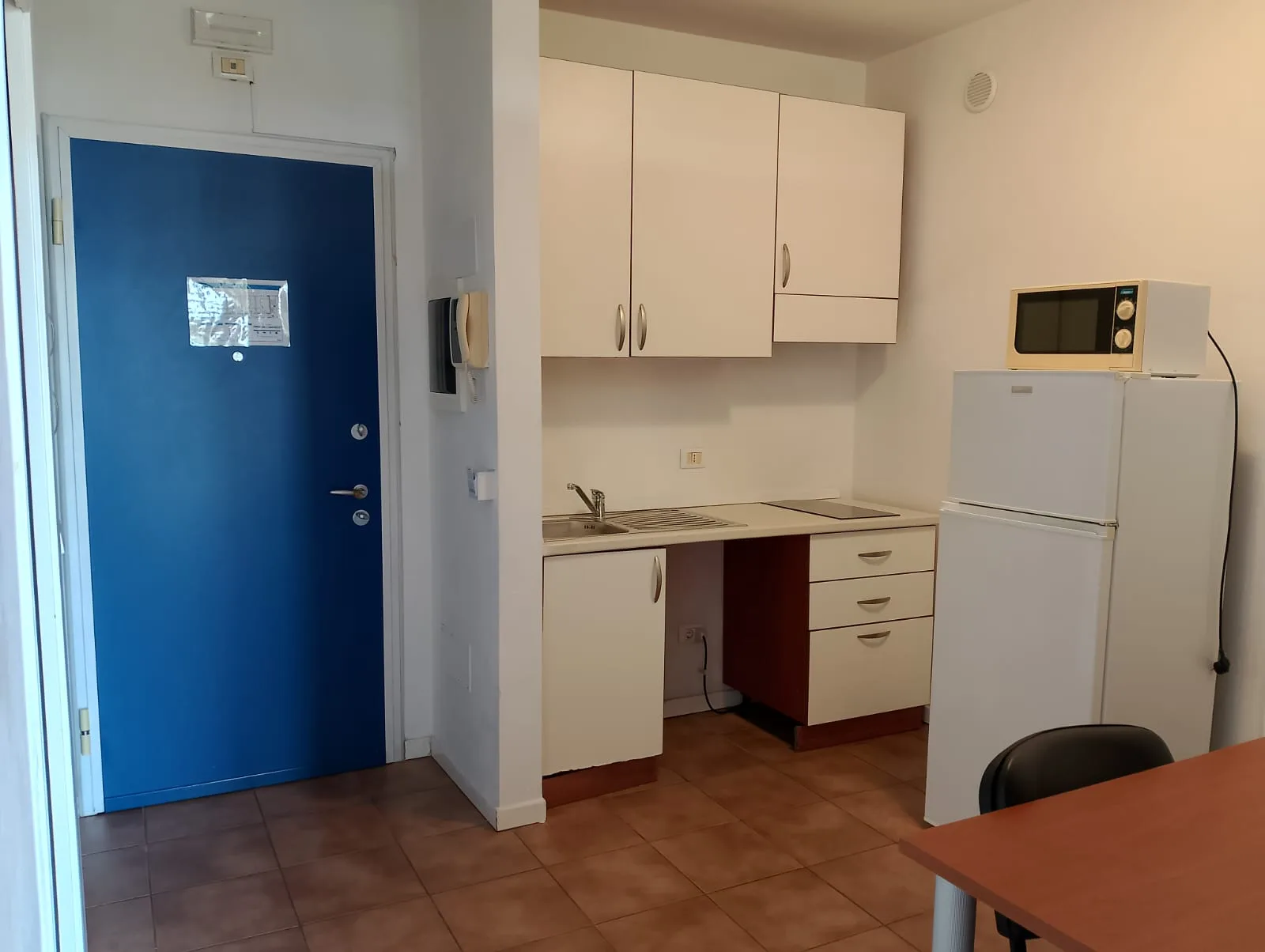 Cocina dentro del apartamento de 2 dormitorios en Joivy Parma Campus